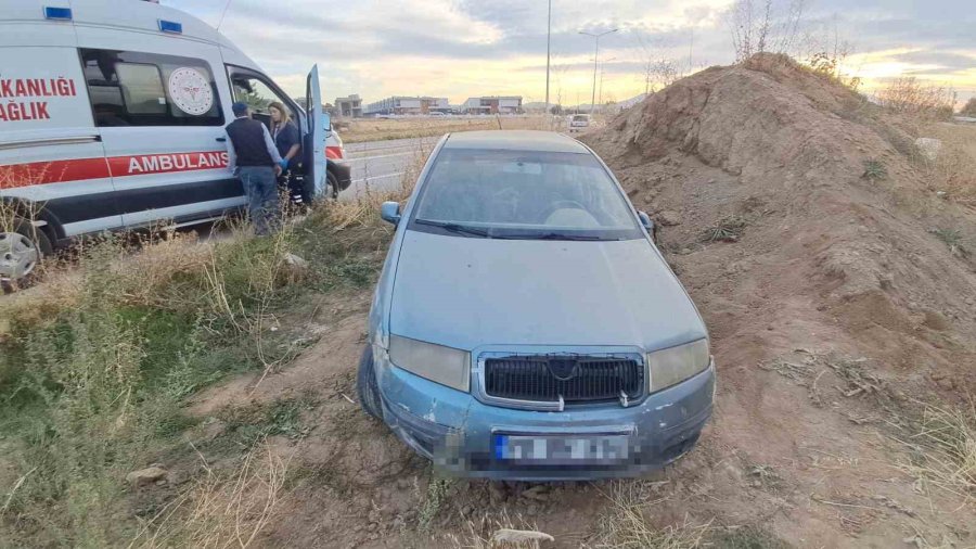 Kavşakta Çarpışan Araçlar Savruldu: 2 Yaralı