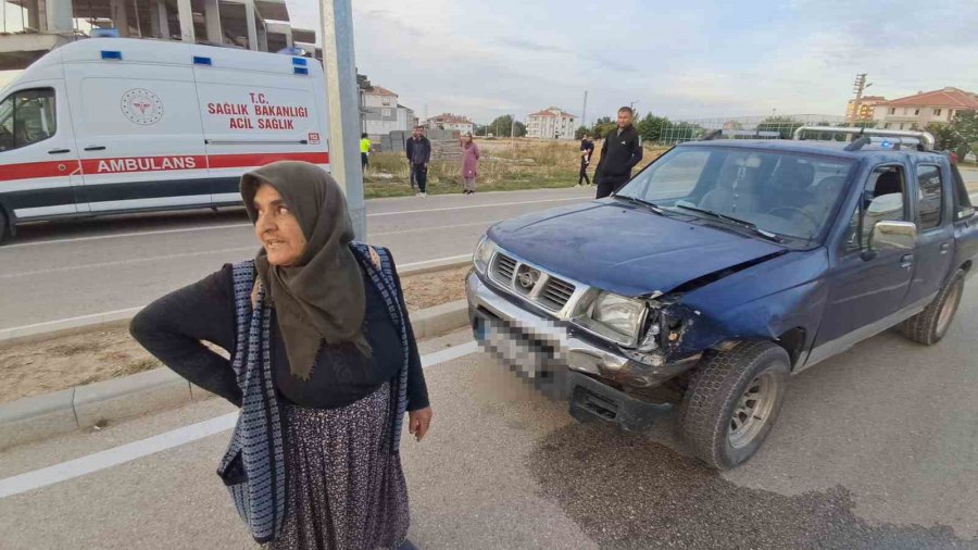 Kavşakta Çarpışan Araçlar Savruldu: 2 Yaralı