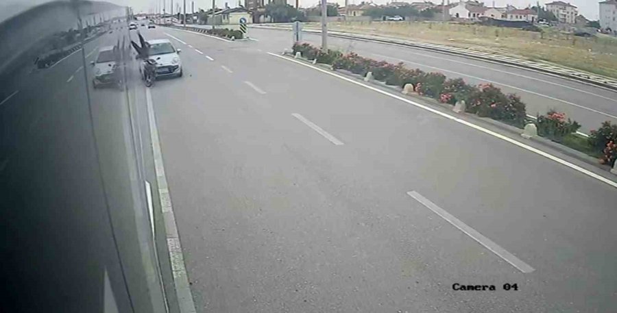 Otomobilin Çarptığı Elektrikli Bisiklet Sürücüsü Havaya Fırladı: O Anlar Kamerada