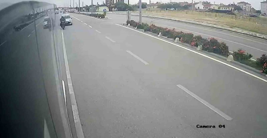 Otomobilin Çarptığı Elektrikli Bisiklet Sürücüsü Havaya Fırladı: O Anlar Kamerada