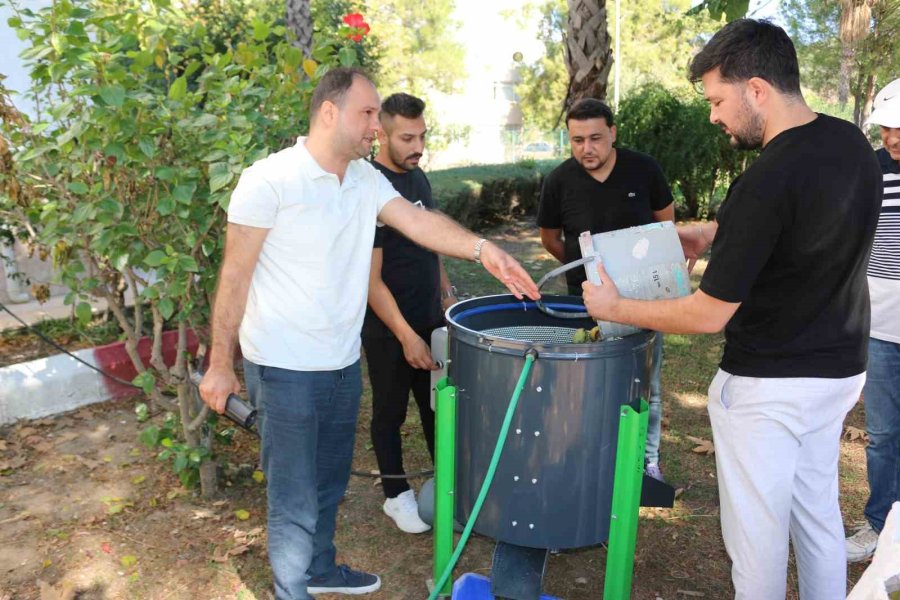 Büyükşehir’den Kemerli Üreticilere Ceviz Soyma Makinesi Desteği