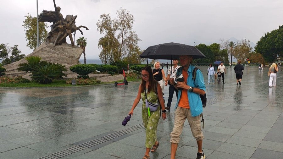 Cumhuriyet Meydanı’nda Şemsiyeler Açıldı, Turistler Yağmura Rağmen Gezilerini Sürdürdü