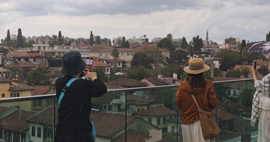 Cumhuriyet Meydanı’nda Şemsiyeler Açıldı, Turistler Yağmura Rağmen Gezilerini Sürdürdü