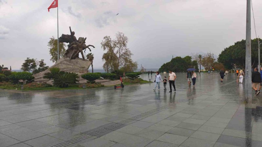 Cumhuriyet Meydanı’nda Şemsiyeler Açıldı, Turistler Yağmura Rağmen Gezilerini Sürdürdü