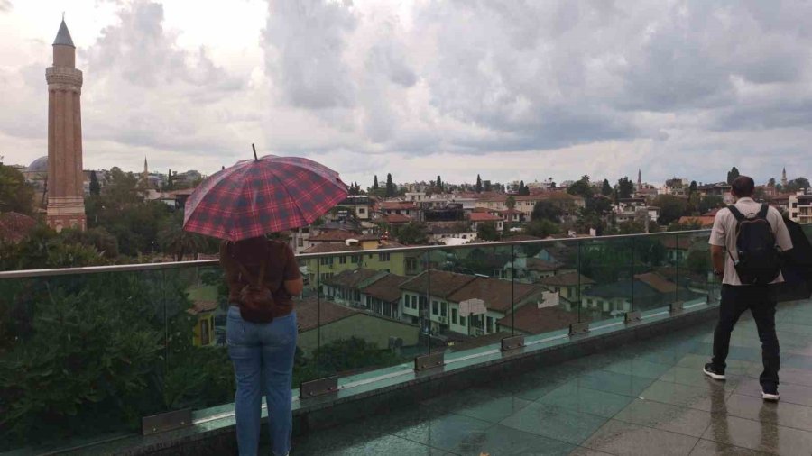 Cumhuriyet Meydanı’nda Şemsiyeler Açıldı, Turistler Yağmura Rağmen Gezilerini Sürdürdü