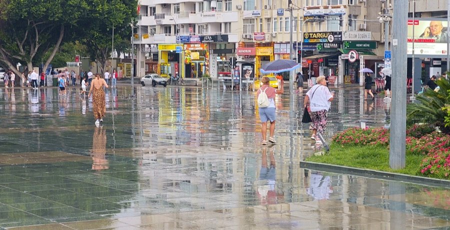 Cumhuriyet Meydanı’nda Şemsiyeler Açıldı, Turistler Yağmura Rağmen Gezilerini Sürdürdü