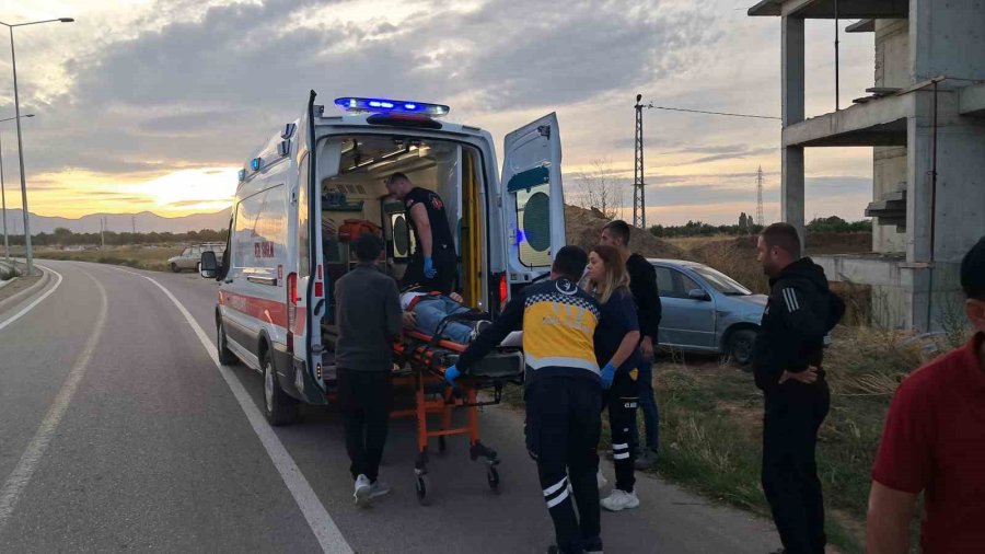 Kavşakta Çarpışan Araçlar Savruldu: 2 Yaralı