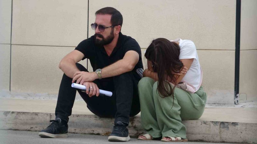 Devrilen Tırın Altında Kalarak Hayatını Kaybeden Genç Kadının Cenazesi Gözyaşlarıyla Teslim Alındı