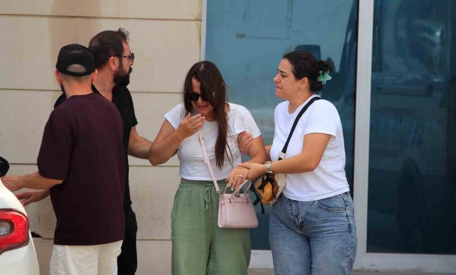 Devrilen Tırın Altında Kalarak Hayatını Kaybeden Genç Kadının Cenazesi Gözyaşlarıyla Teslim Alındı