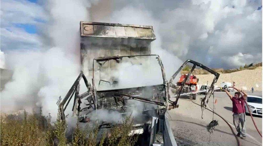 Bariyerlere Çarpan Kamyon Alev Alev Yandı, Sürücü Yaralı Kurtuldu