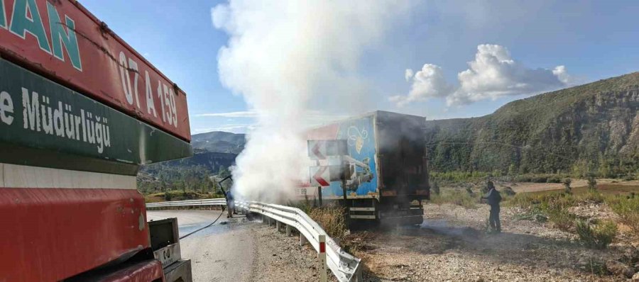 Bariyerlere Çarpan Kamyon Alev Alev Yandı, Sürücü Yaralı Kurtuldu
