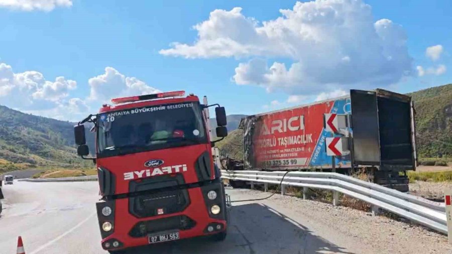 Bariyerlere Çarpan Kamyon Alev Alev Yandı, Sürücü Yaralı Kurtuldu