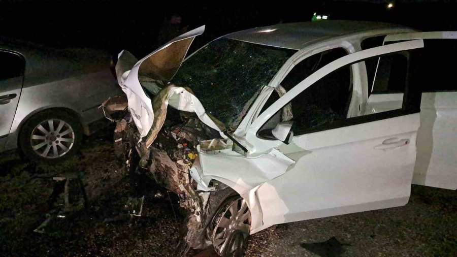 Karaman’da İki Otomobil Kafa Kafaya Çarpıştı: 2 Ölü, 5 Yaralı