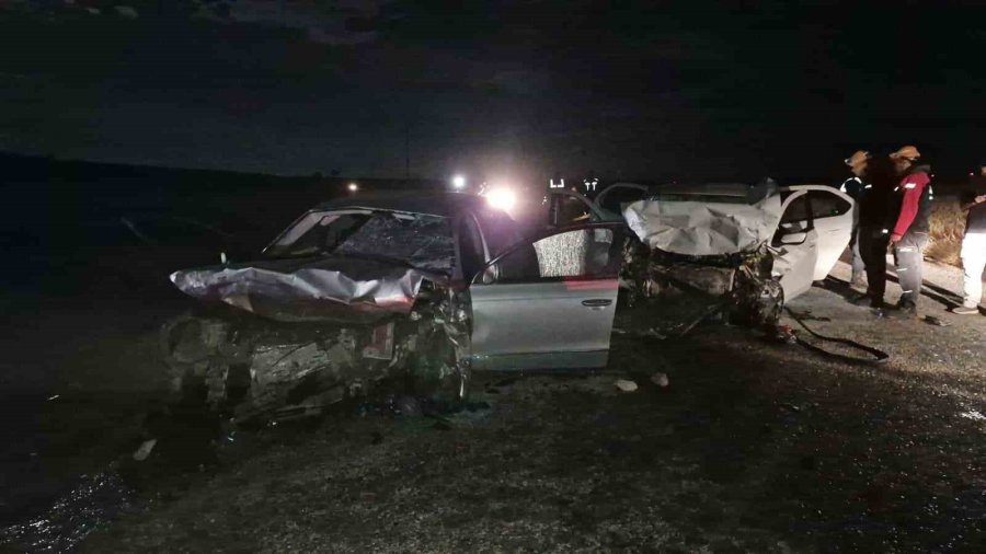 Karaman’da İki Otomobil Kafa Kafaya Çarpıştı: 2 Ölü, 5 Yaralı