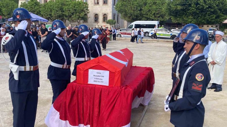 Hastalığa Yenik Düşen 24 Yaşındaki Uzman Çavuş Törenle Son Yolculuğuna Uğurlandı