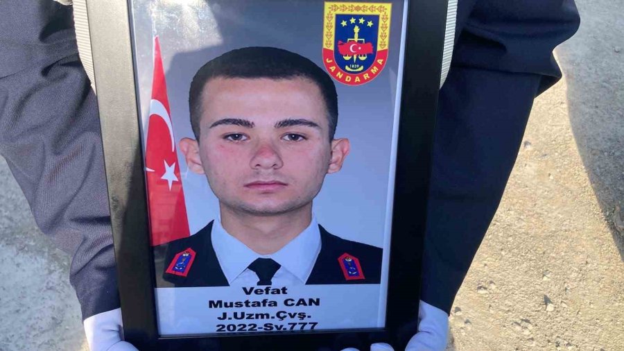 Hastalığa Yenik Düşen 24 Yaşındaki Uzman Çavuş Törenle Son Yolculuğuna Uğurlandı