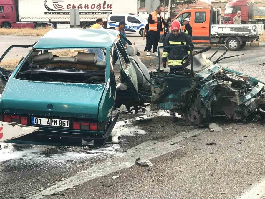 Hafif Ticari Aracın Çarptığı Fiat Tofaş Otomobil İkiye Bölündü: 2 Yaralı