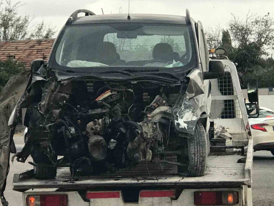 Hafif Ticari Aracın Çarptığı Fiat Tofaş Otomobil İkiye Bölündü: 2 Yaralı