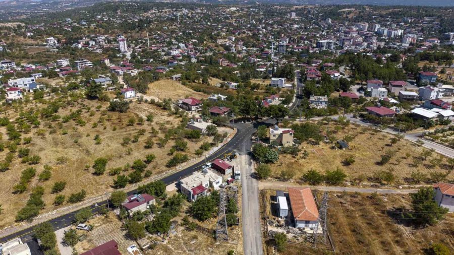 Gülnar’da 3 Mahalleyi Birbirine Bağlayan Yol Yenilendi