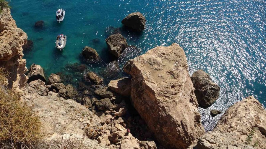 Antalya’da Kayıp Olarak Aranan Kadının Cansız Bedeni 35 Metrelik Falezlerin Dibinde Bulundu