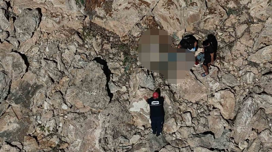 Antalya’da Kayıp Olarak Aranan Kadının Cansız Bedeni 35 Metrelik Falezlerin Dibinde Bulundu