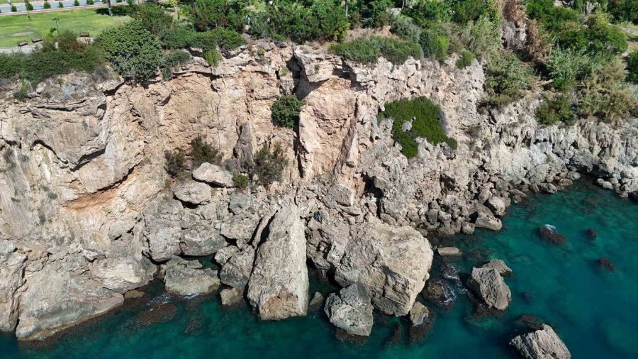 Antalya’da Kayıp Olarak Aranan Kadının Cansız Bedeni 35 Metrelik Falezlerin Dibinde Bulundu