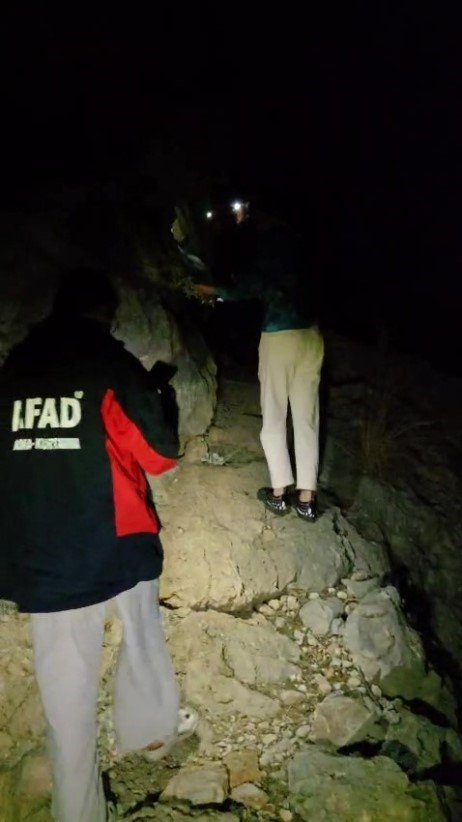Ormanlık Arazide Kaybolan 2 Rus Turisti Afad Ekipleri Kurtardı