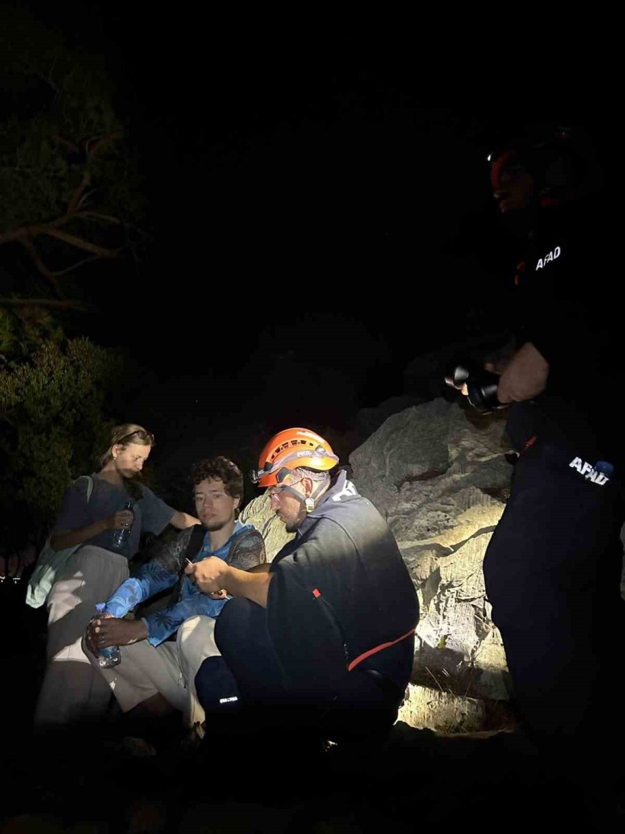 Ormanlık Arazide Kaybolan 2 Rus Turisti Afad Ekipleri Kurtardı