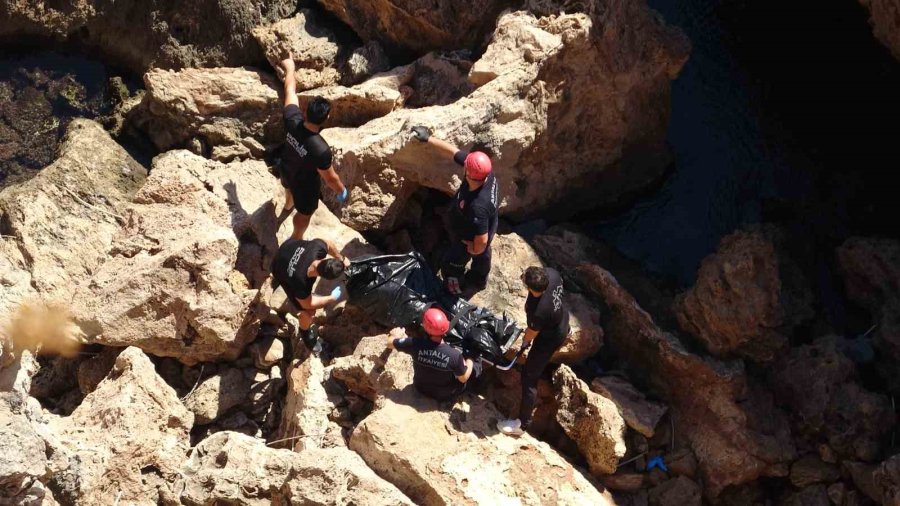 Antalya’da Kayıp Olarak Aranan Kadının Cansız Bedeni 35 Metrelik Falezlerin Dibinde Bulundu