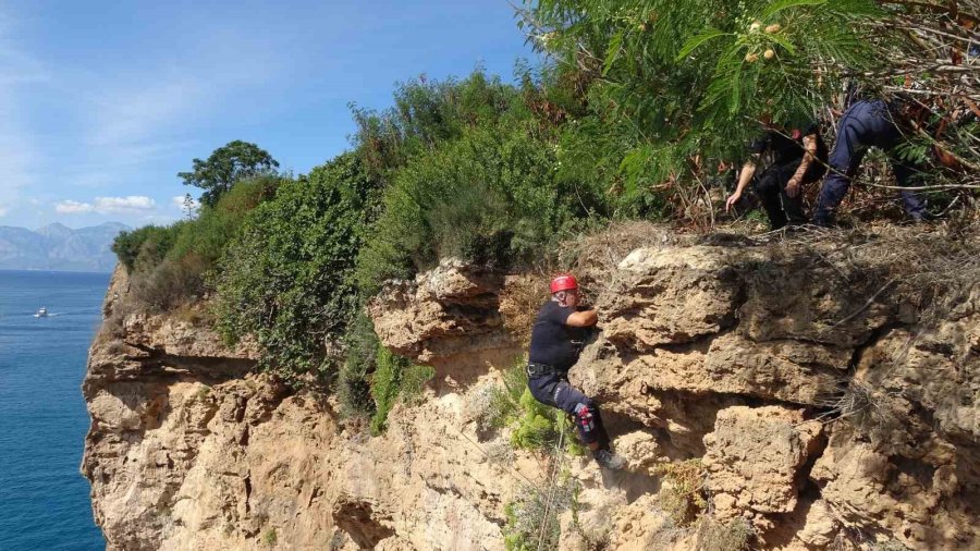 Antalya’da Kayıp Olarak Aranan Kadının Cansız Bedeni 35 Metrelik Falezlerin Dibinde Bulundu
