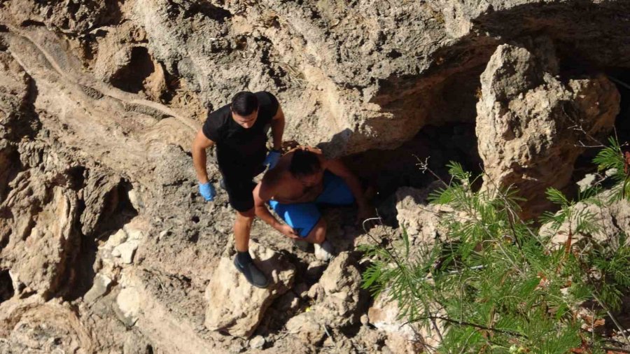 Antalya’da Kayıp Olarak Aranan Kadının Cansız Bedeni 35 Metrelik Falezlerin Dibinde Bulundu