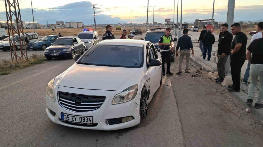 Karaman’da 3 Kişinin Yaralandığı Kaza Kamerada