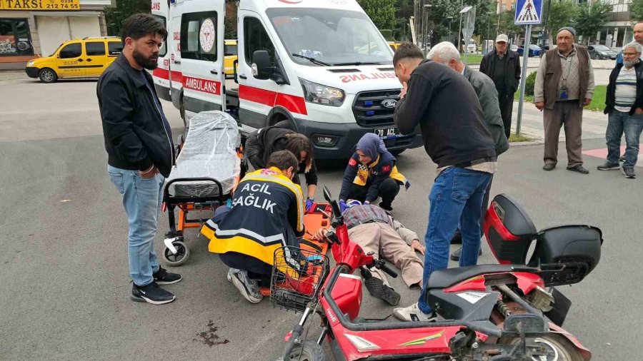 Karaman’da Otomobil İle Elektrikli Bisiklet Çarpıştı: 83 Yaşındaki Sürücü Yaralandı