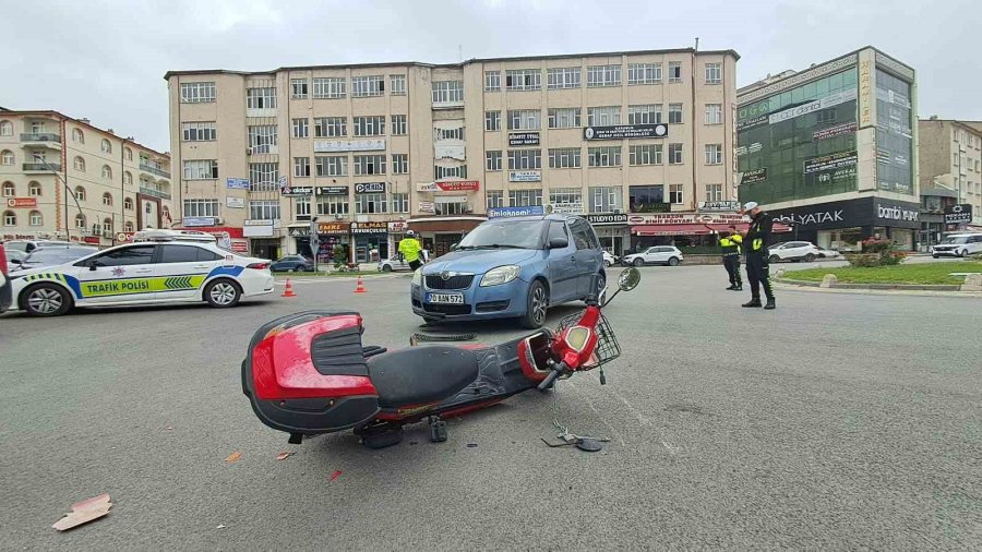 Karaman’da Otomobil İle Elektrikli Bisiklet Çarpıştı: 83 Yaşındaki Sürücü Yaralandı