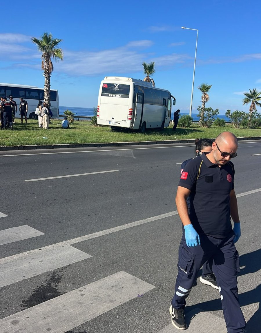Manavgat’ta Tur Otobüsü Minibüsle Çarpıştı: 3 Yaralı