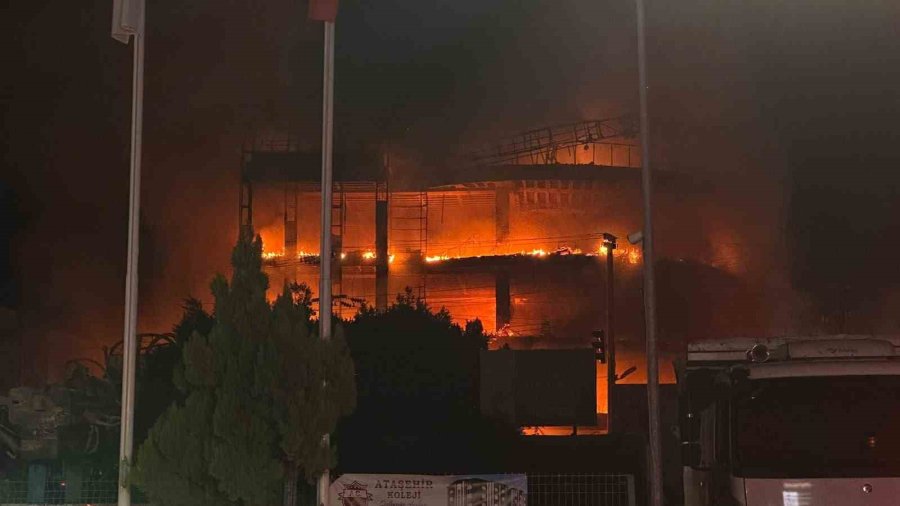 Mersin’deki Mobilya Mağazası Yangını Sürüyor