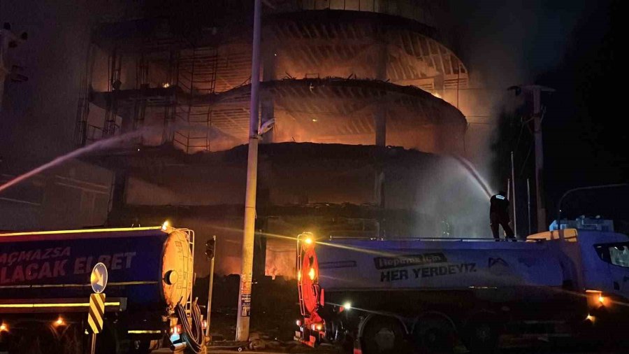 Mersin’deki Mobilya Mağazası Yangını Sürüyor