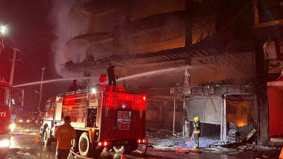 Mersin’deki Mobilya Mağazası Yangını Söndürüldü