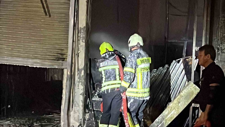 Mersin’deki Mobilya Mağazası Yangını Söndürüldü
