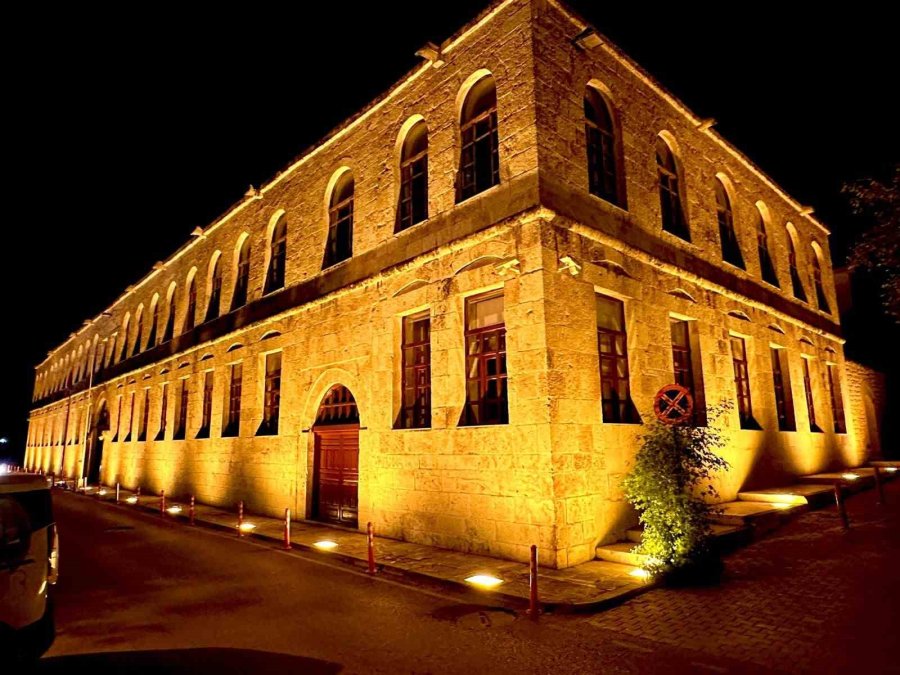 Silifke Hükümet Konağı Gece Görüntüsüyle İlçeye Değer Katıyor