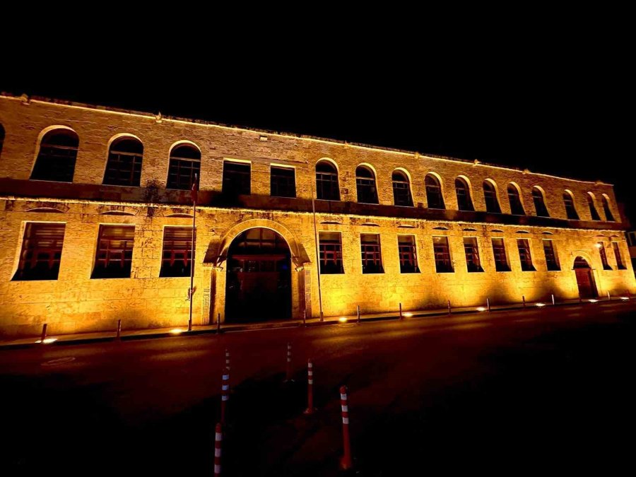 Silifke Hükümet Konağı Gece Görüntüsüyle İlçeye Değer Katıyor