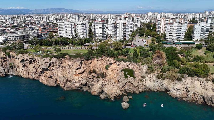 Antalya’da Kayıp Olarak Aranan Kadının Cansız Bedeni 35 Metrelik Falezlerin Dibinde Bulundu