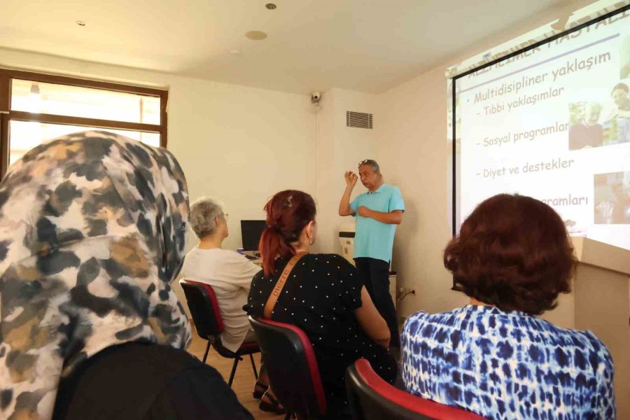 Mavi Ev, Alzheimer Hastaları Ve Yakınlarına Moral Oluyor