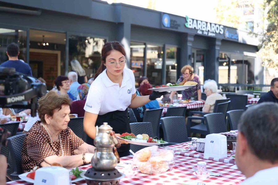 Mavi Ev, Alzheimer Hastaları Ve Yakınlarına Moral Oluyor