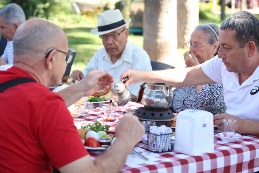 Mavi Ev, Alzheimer Hastaları Ve Yakınlarına Moral Oluyor