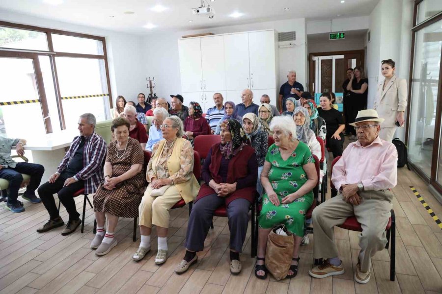 Mavi Ev, Alzheimer Hastaları Ve Yakınlarına Moral Oluyor