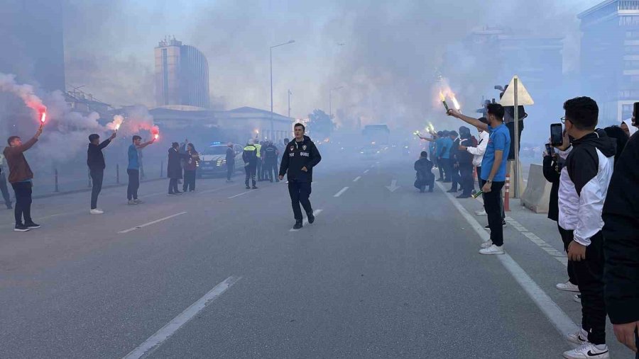 Konya’da Filistin Milli Takımı’na Meşaleli Karşılama
