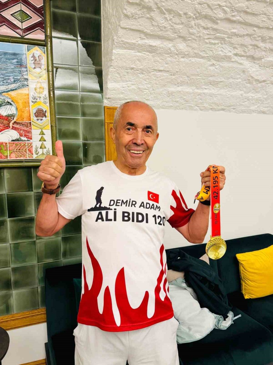 77 Yaşındaki Demir Adam Ali Bıdı, Moskova Maratonu’nda Türkiye’yi Temsil Etti