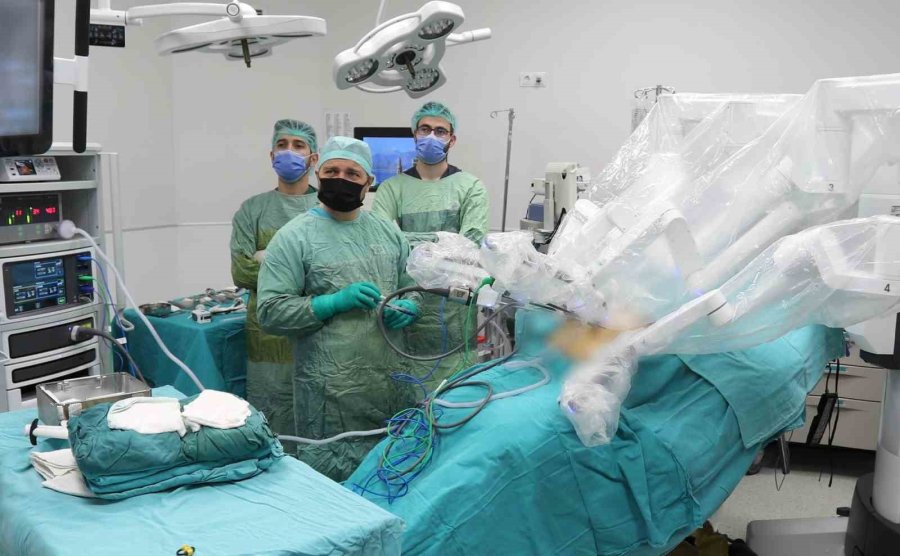 Selçuk Tıp’ta Robotik Cerrahi Ameliyatlarından Fark Ücret Alınmıyor