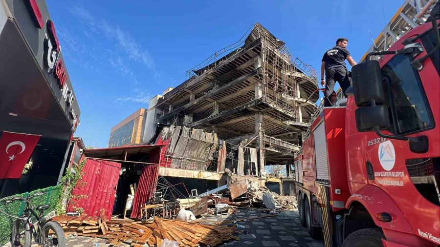 Mersin’deki Mobilya Mağazası Küle Döndü, Soğutma Çalışması Sabaha Kadar Sürdü